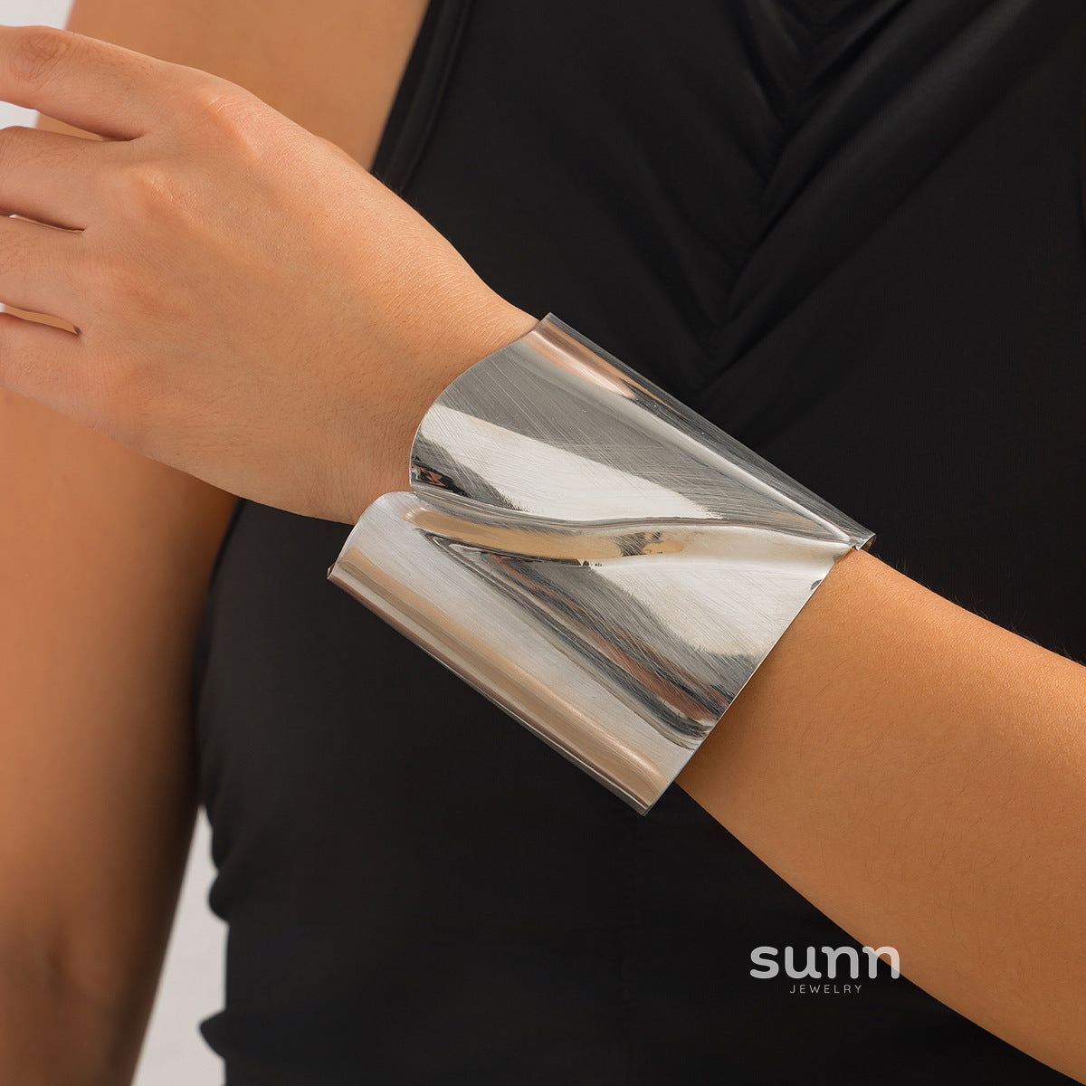 Iyanna Sculpted Metal Cuff [EC8ETF9K]