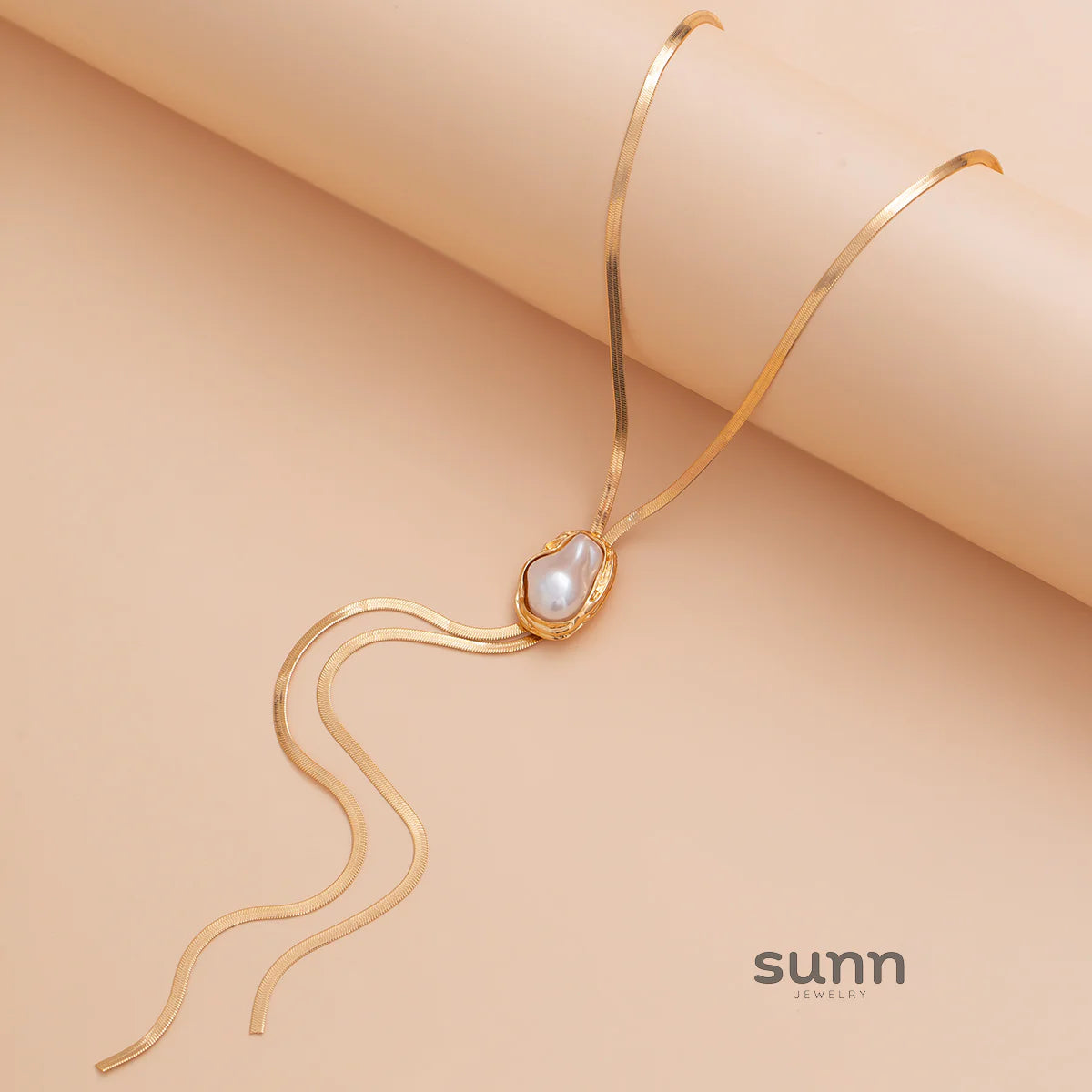 Jacelyn Flat Snake Pearl Necklace