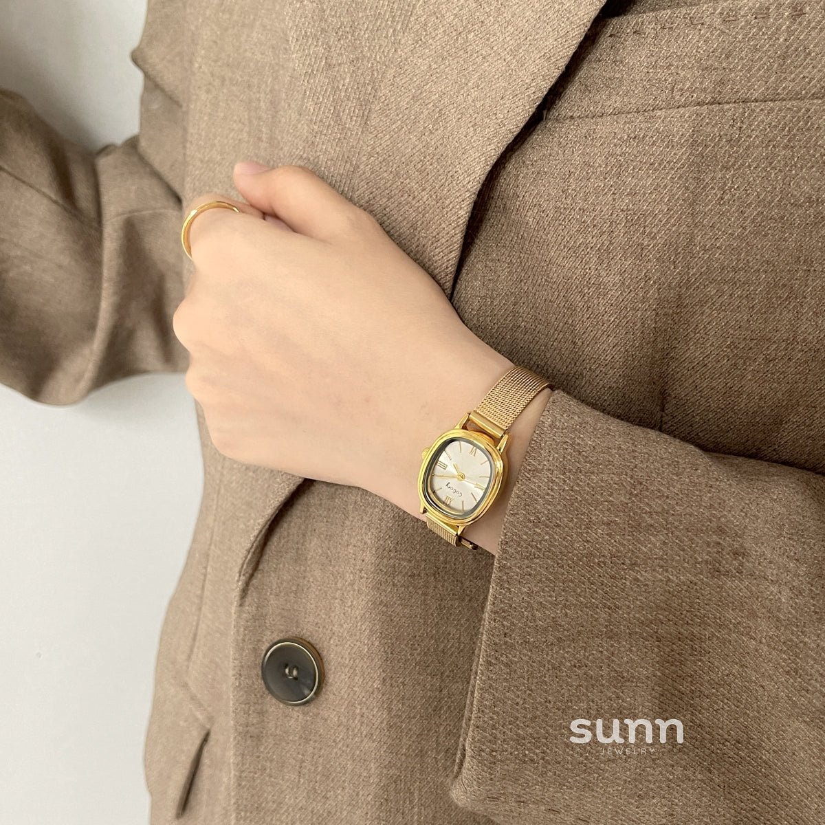 Jacy Oval Gold Watch [VNHE7E69]