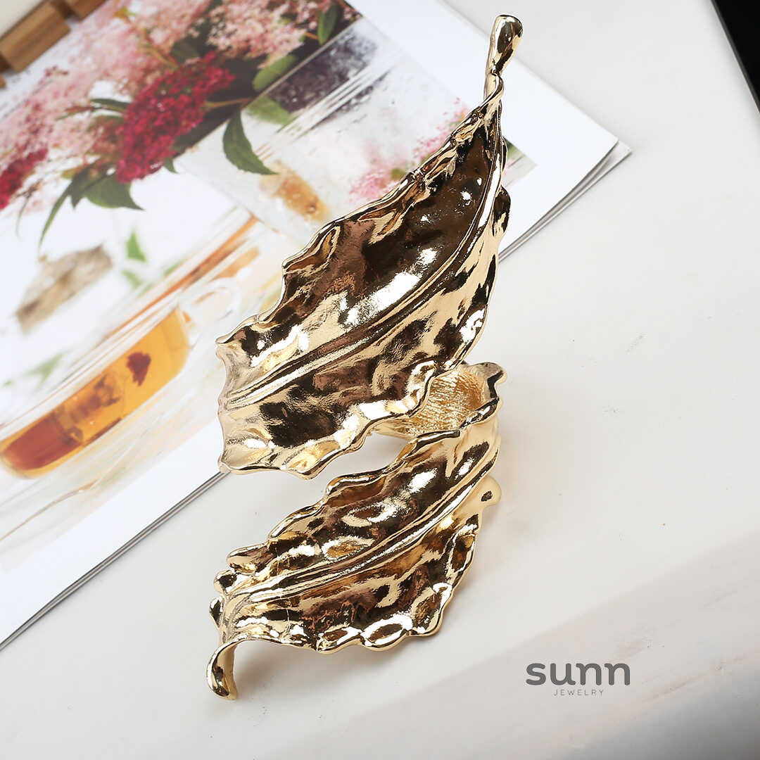 Jadah Twisted Leaf Bangle