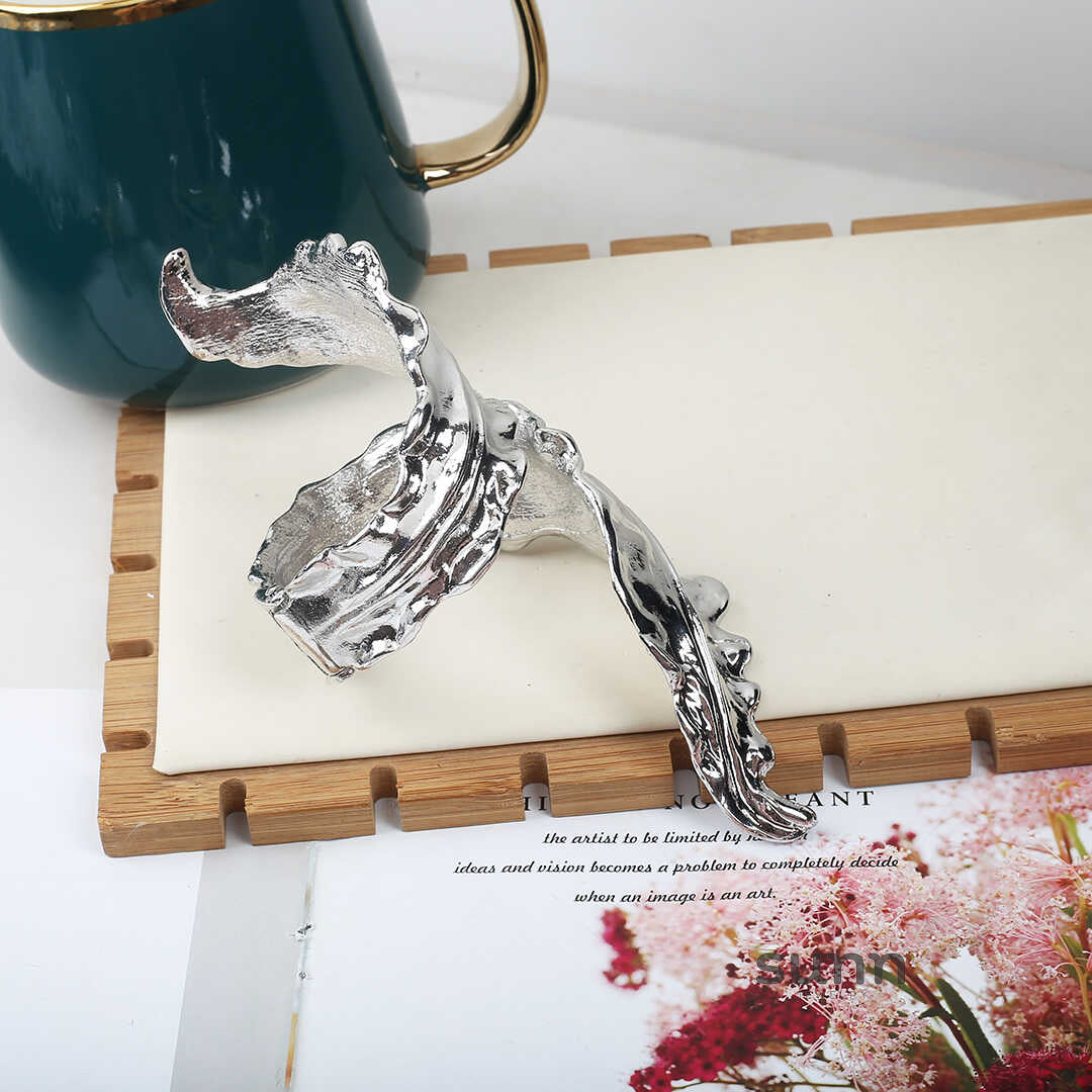 Jadah Twisted Leaf Bangle