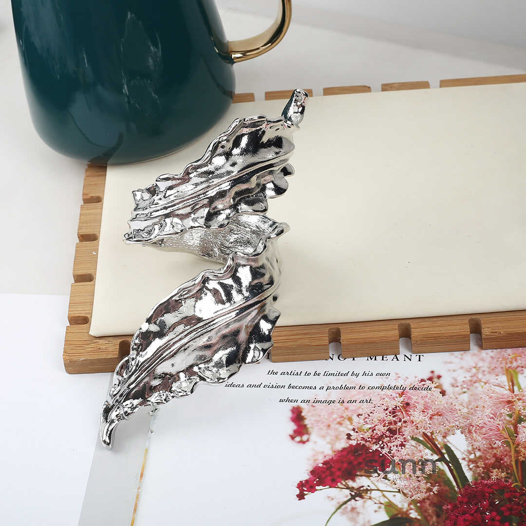 Jadah Twisted Leaf Bangle