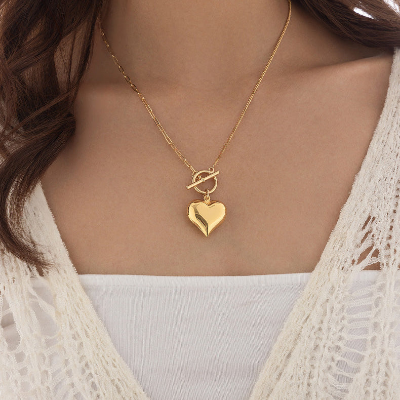 Jaeda Sculpted Heart Necklace [4AY3GDMD]