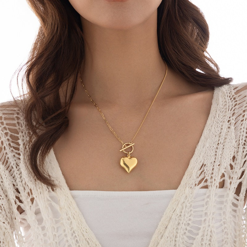 Jaeda Sculpted Heart Necklace [URSG5ATE]