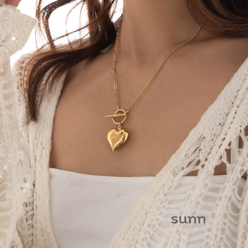 Jaeda Sculpted Heart Necklace [URSG5ATE]