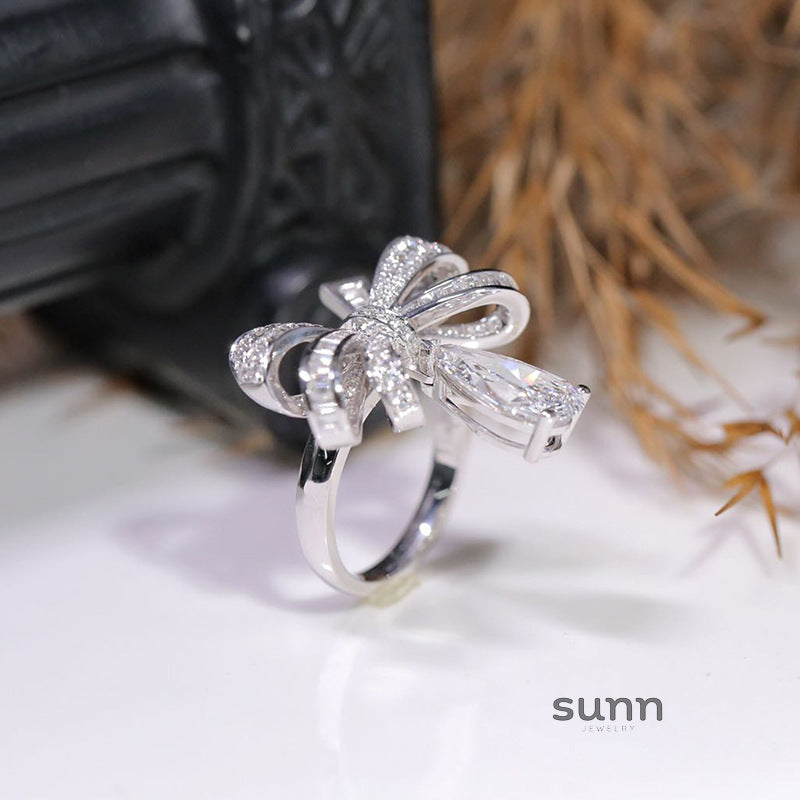 Jaelah Bow Pear Ring [QSIOF26F]
