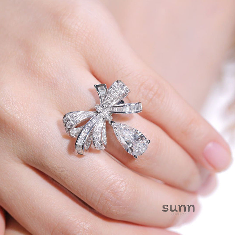Jaelah Bow Pear Ring [SX9NIFRX]