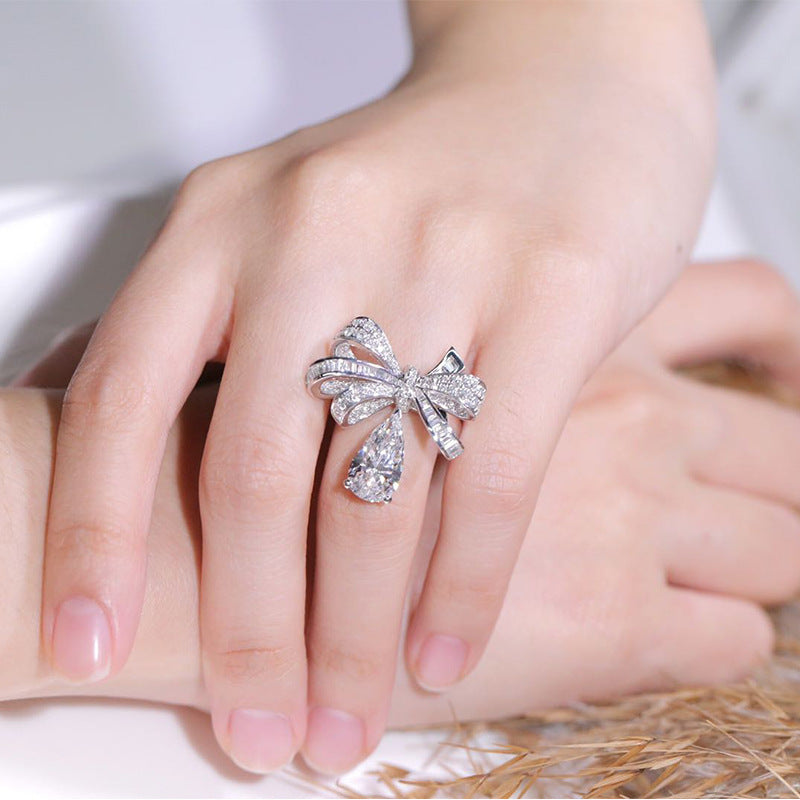 Jaelah Bow Pear Ring [AX63UCXY]
