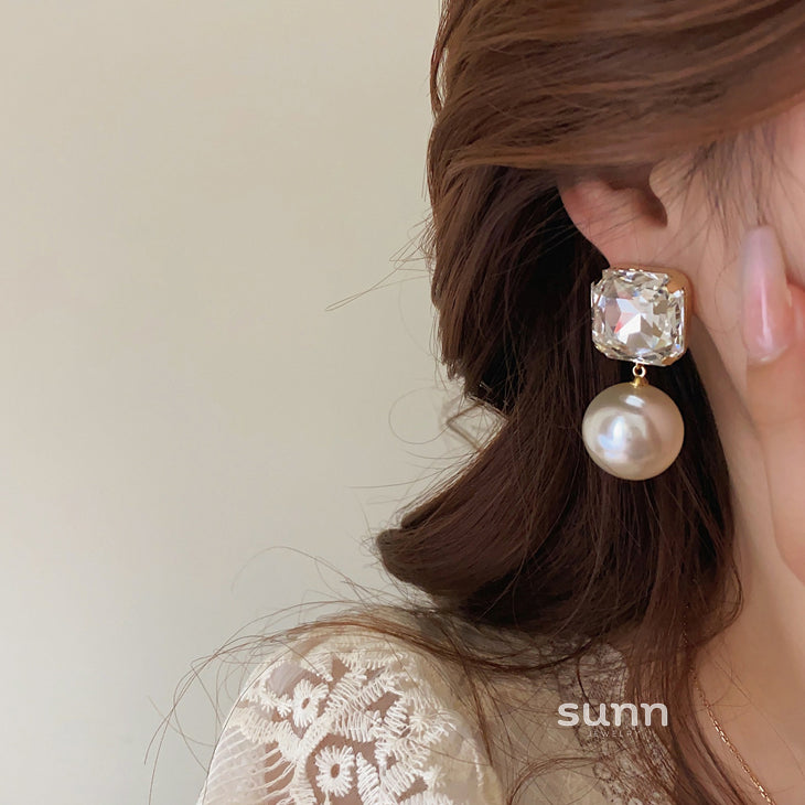 Jailynn Geometric Pearl Earrings [MN4YNC7X]