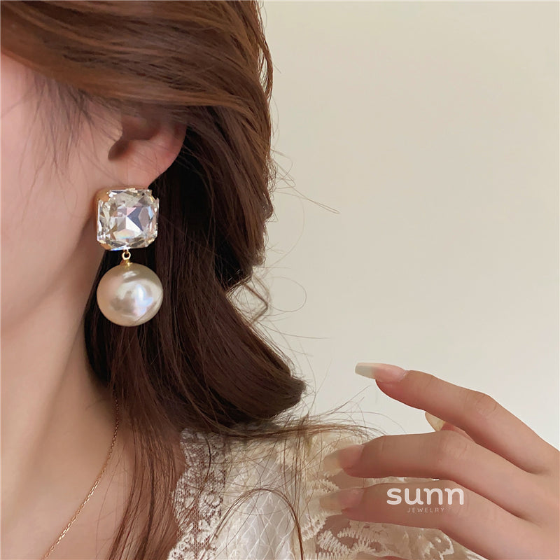 Jailynn Geometric Pearl Earrings [RAROO8PV]