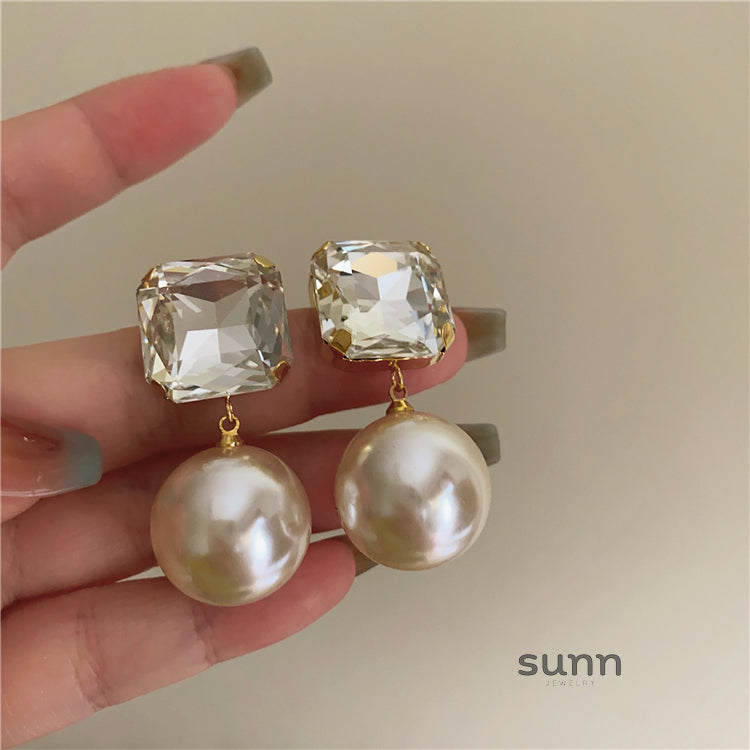 Jailynn Geometric Pearl Earrings [LNMGKAM3]