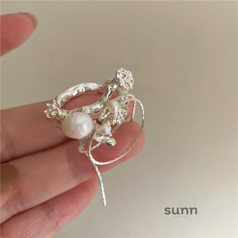 Jala Glow Floral Pearl Ring [VXR9A17J]