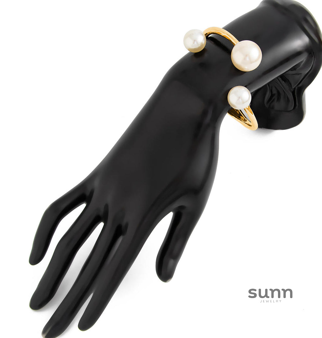 Jaleigha Asymmetrical Pearl Cuff Bracelet [PLI10G9Q]