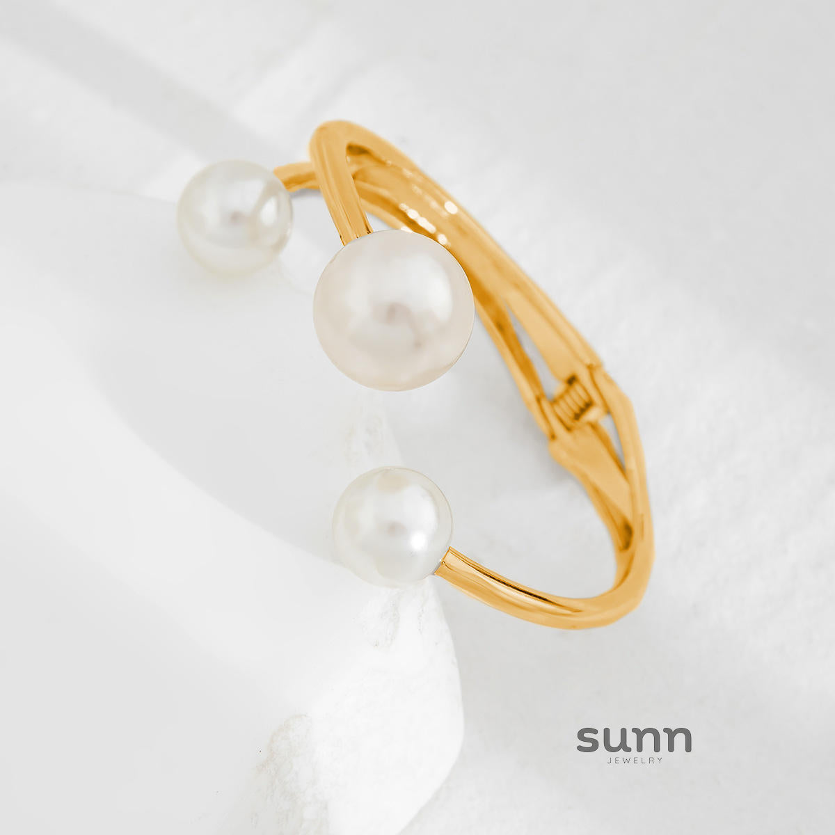 Jaleigha Asymmetrical Pearl Cuff Bracelet [G25JSM93]