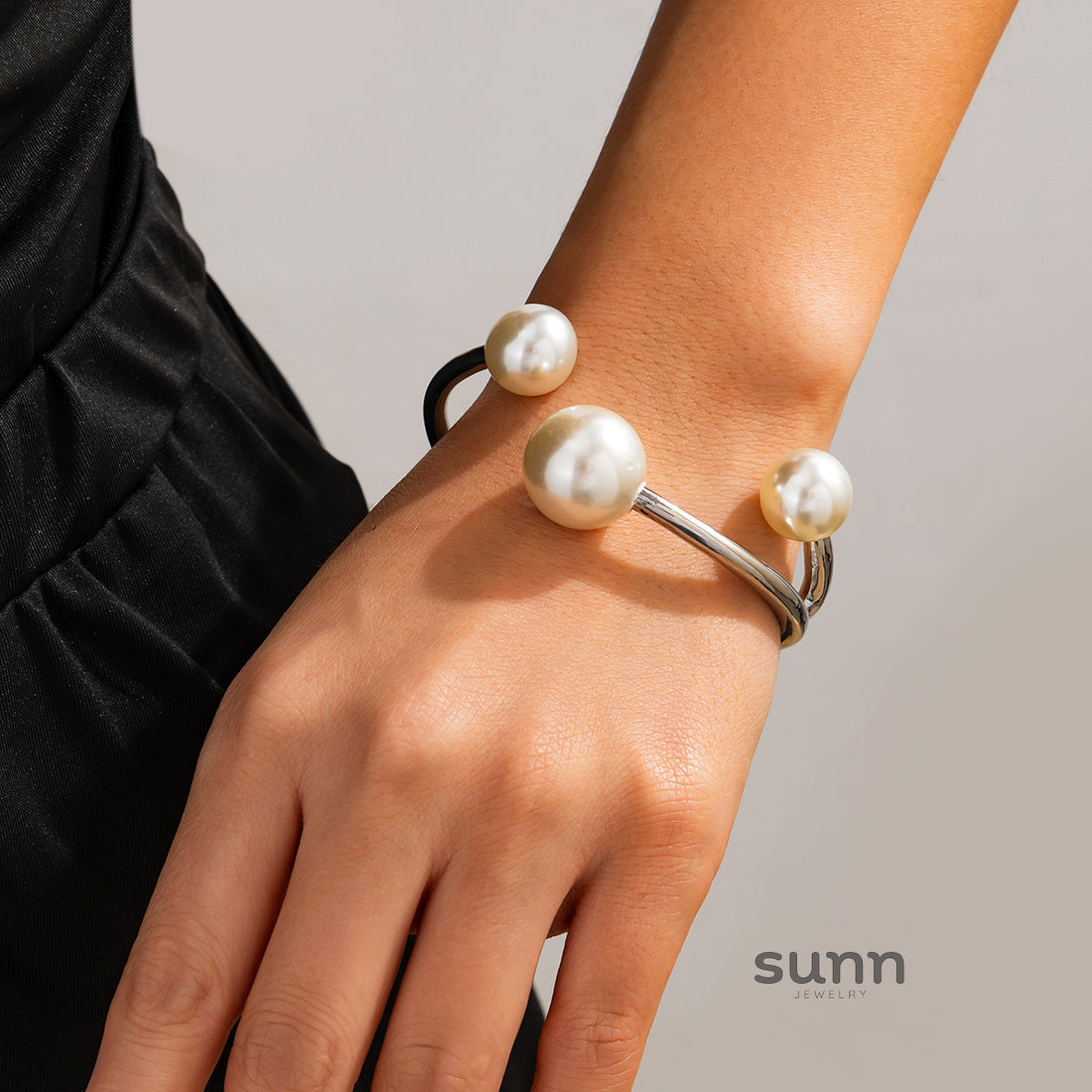 Jaleigha Asymmetrical Pearl Cuff Bracelet [L1J0KYG0]