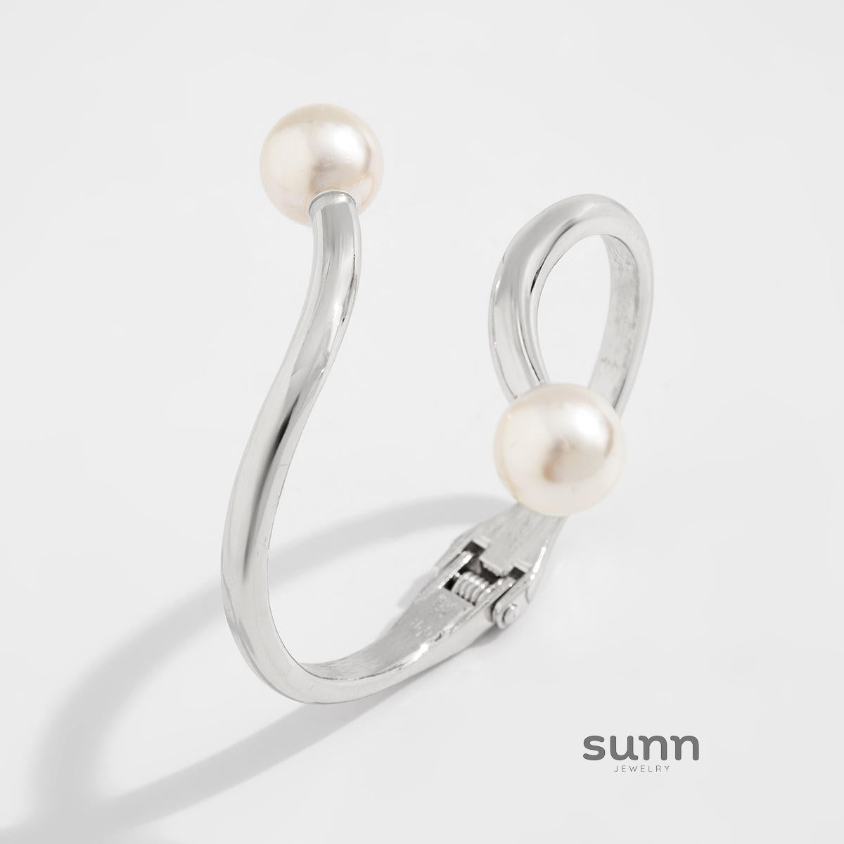 Jaleigha Asymmetrical Pearl Cuff Bracelet [9FBTCY96]