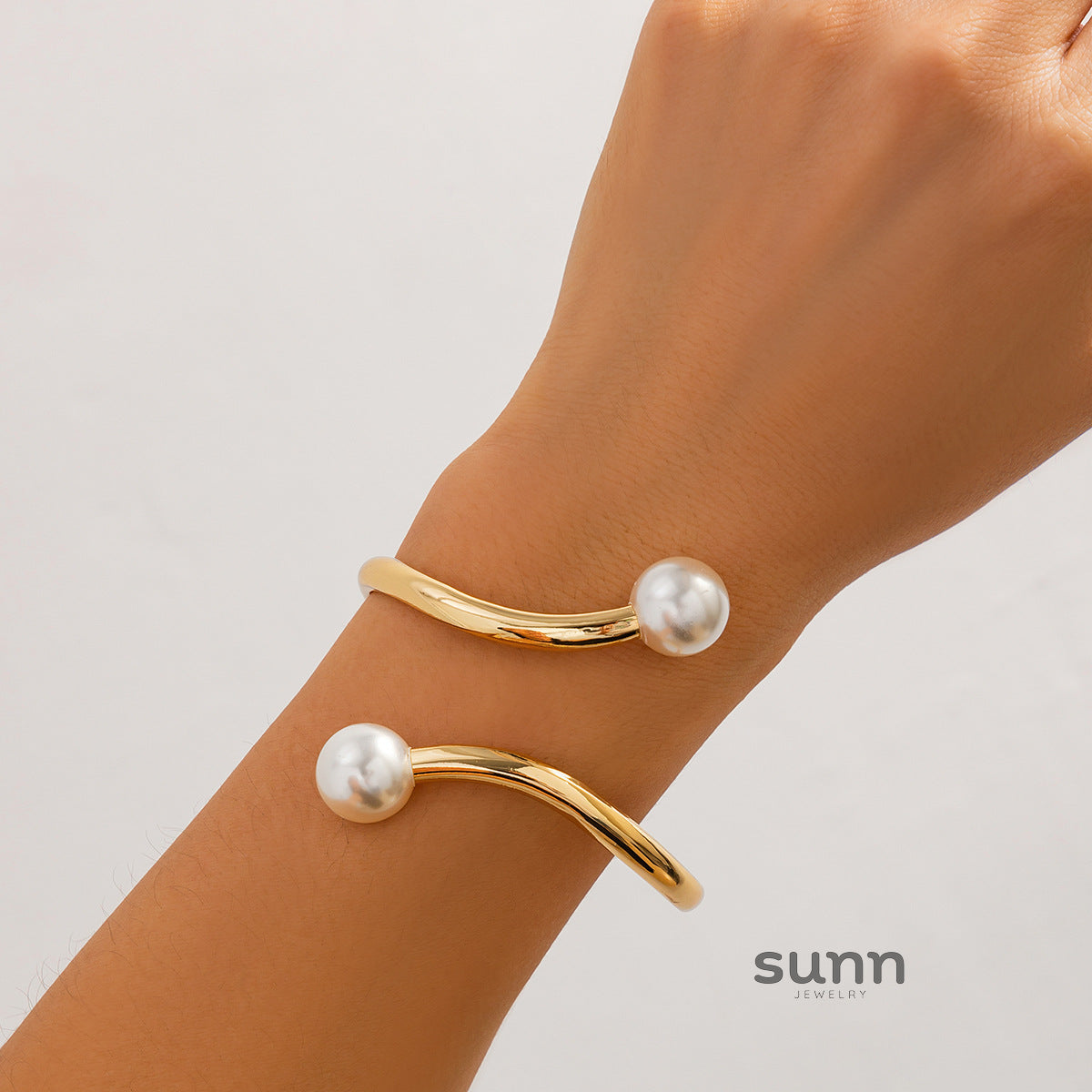 Jaleigha Asymmetrical Pearl Cuff Bracelet [VNQAI2QP]