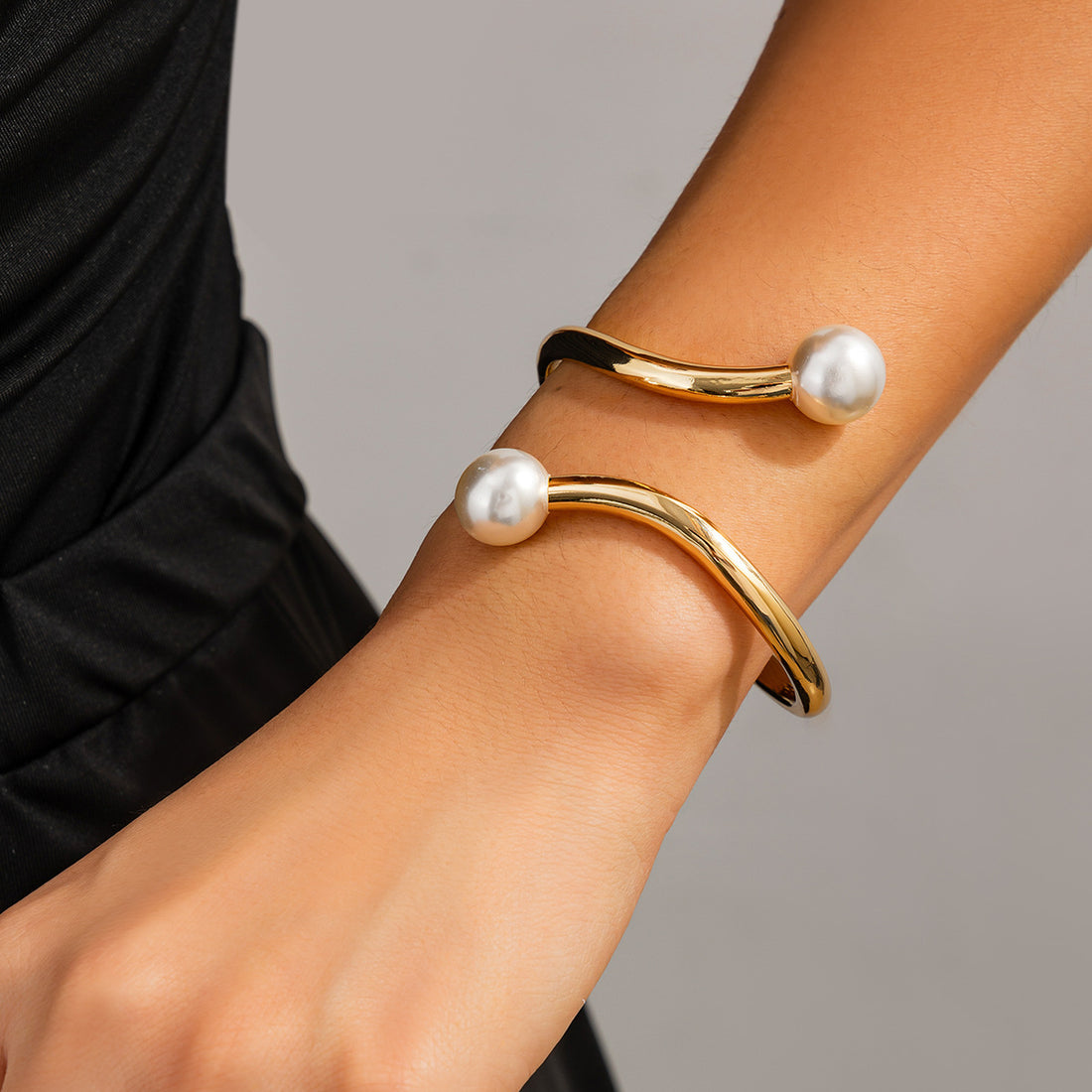 Jaleigha Asymmetrical Pearl Cuff Bracelet [L1J0KYG0]