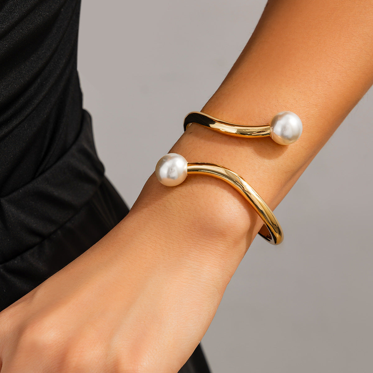 Jaleigha Asymmetrical Pearl Cuff Bracelet [L1J0KYG0]