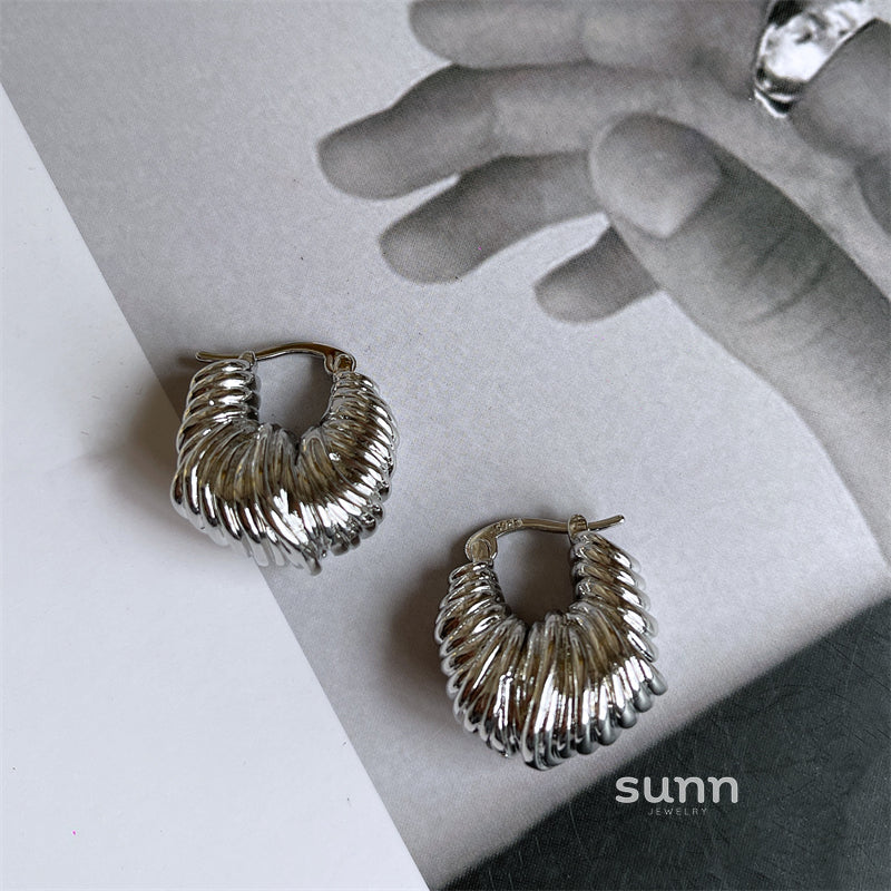 Jaliya Winding Horn Earrings [K732CH6L]