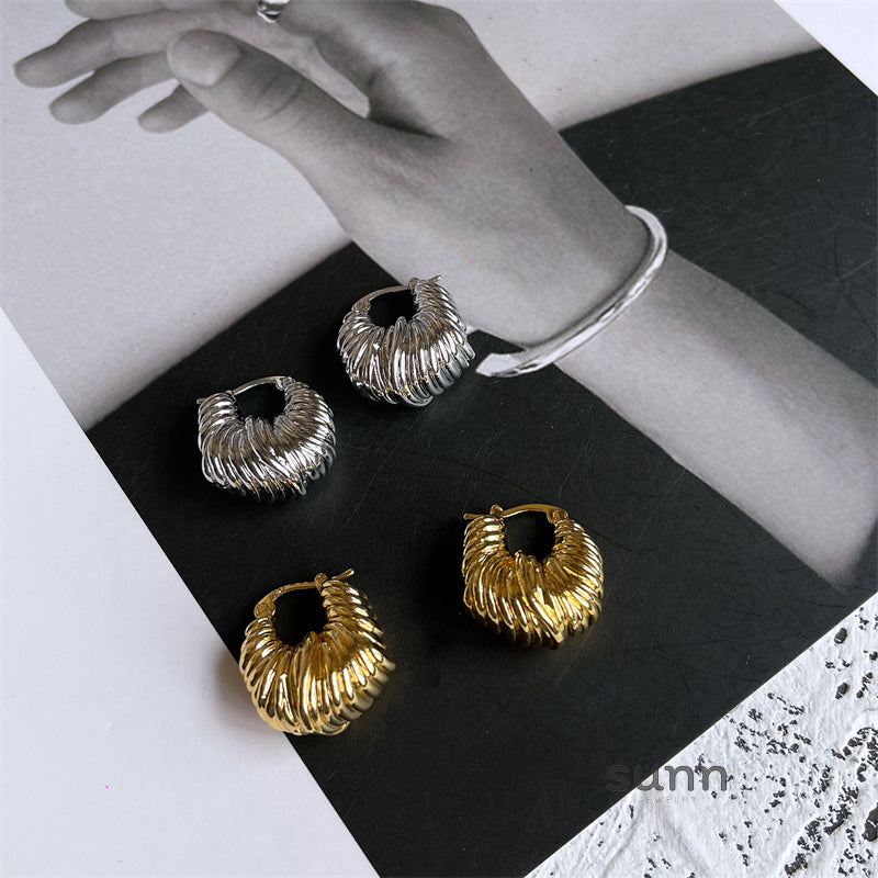 Jaliya Winding Horn Earrings [ZCINPK4M]