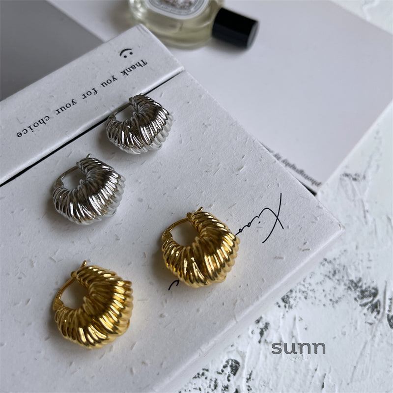 Jaliya Winding Horn Earrings [2YKQNX3L]