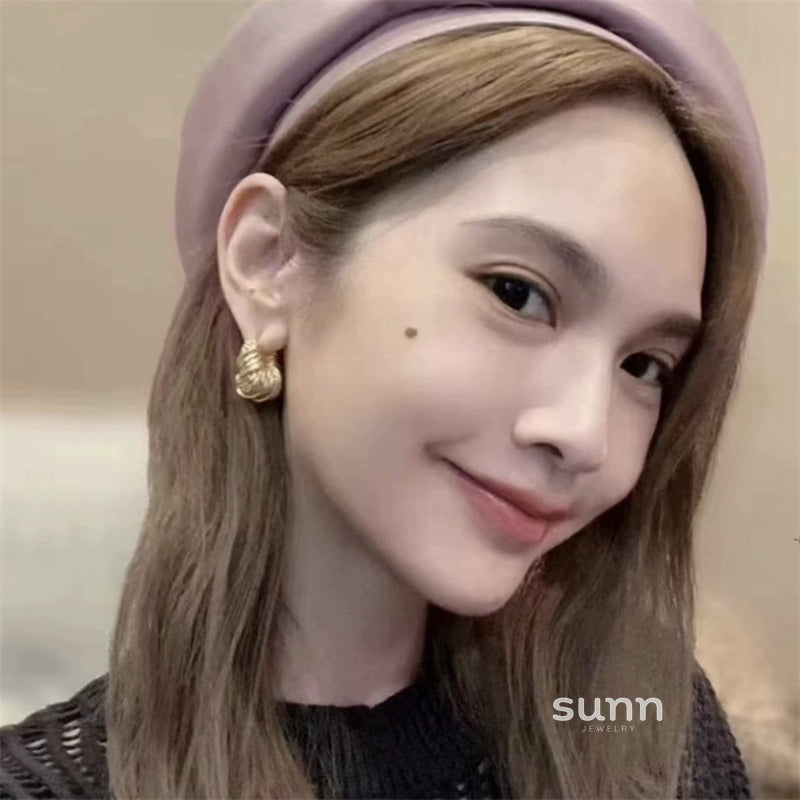 Jaliya Winding Horn Earrings [U3HR7Q31]