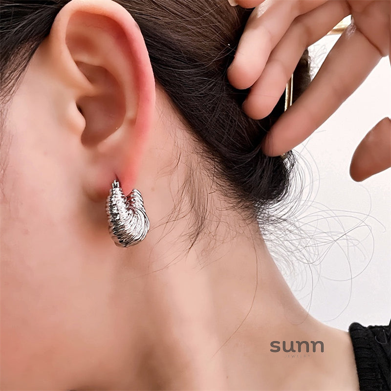 Jaliya Winding Horn Earrings [7MPENMBI]