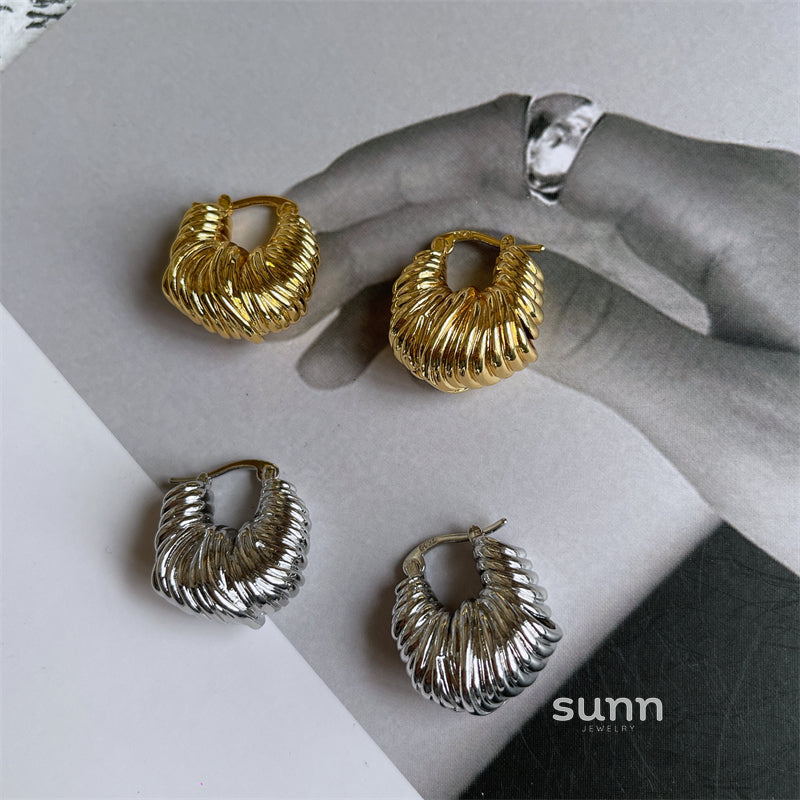 Jaliya Winding Horn Earrings [U09BA5C4]
