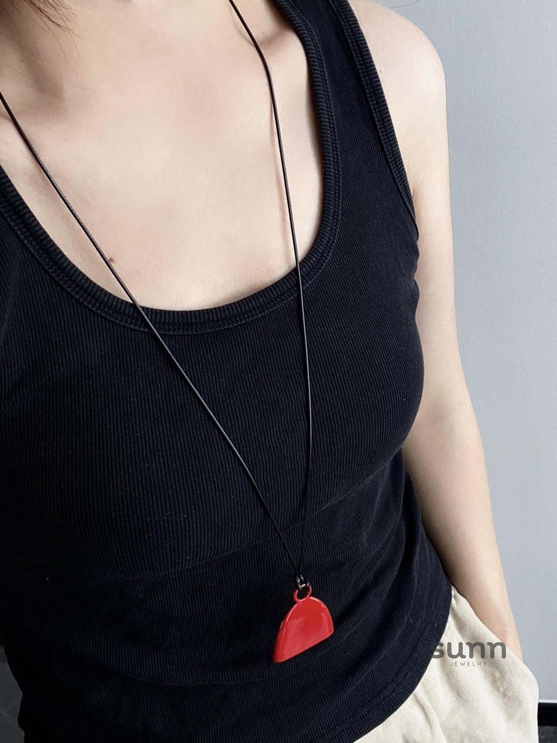 Jamiah Retro Triangle Necklace [W33AURJ2]