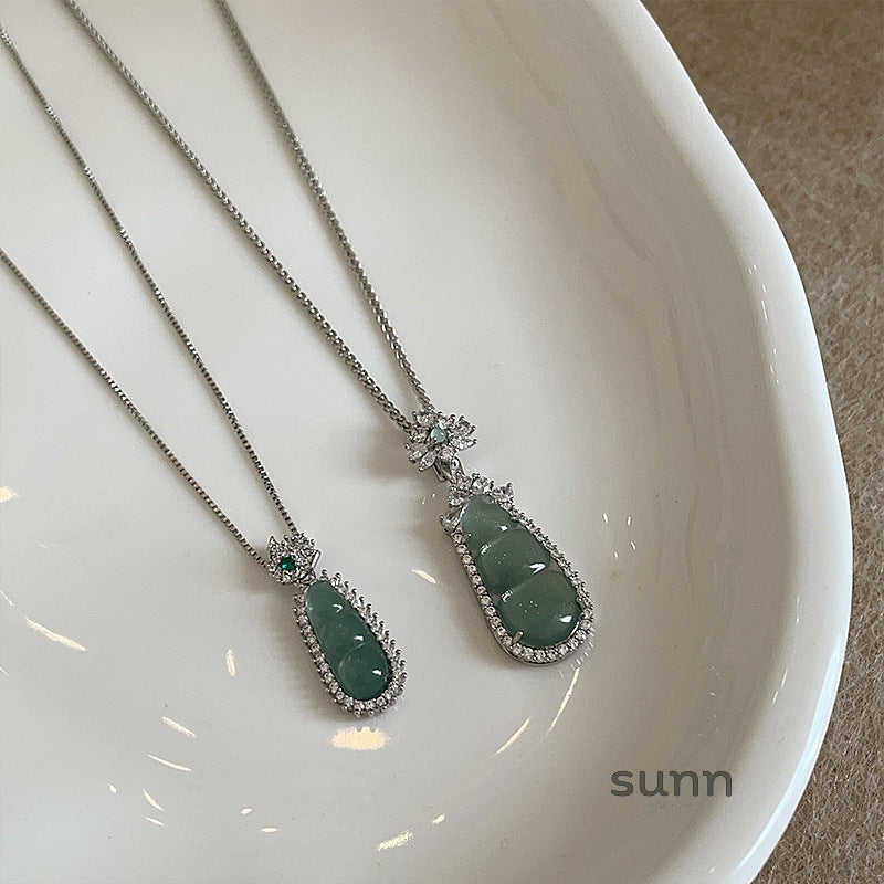 Jamiyah Chalcedony Peace Bean Necklace [GVKCGVXE]