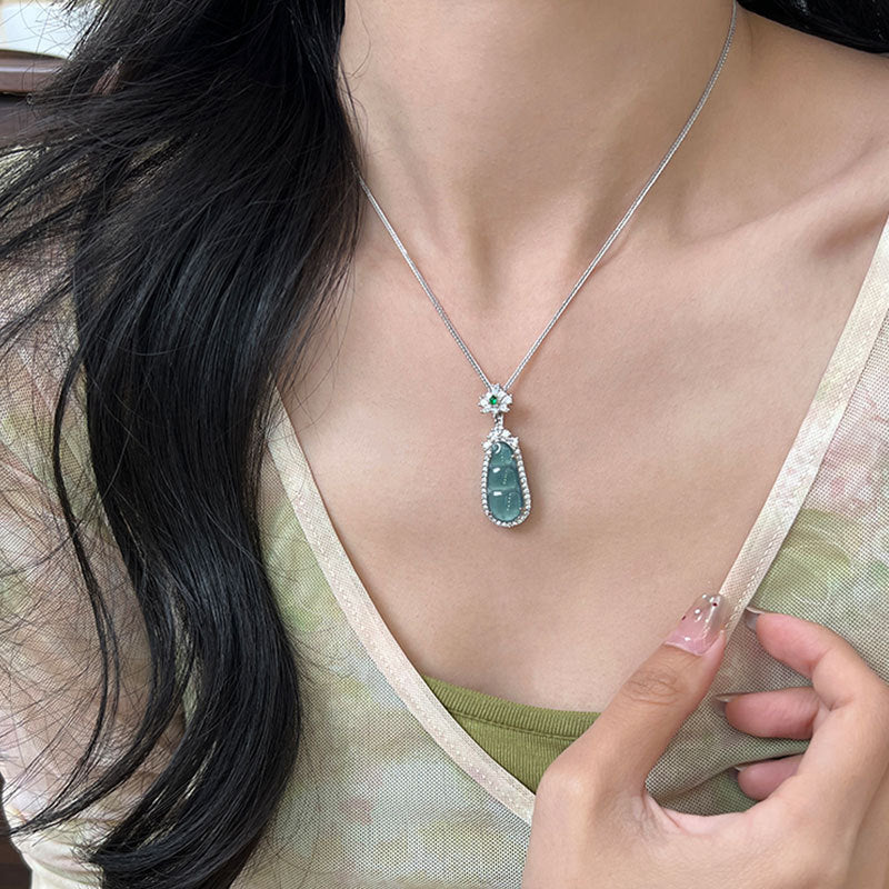 Jamiyah Chalcedony Peace Bean Necklace [J4USMZ9C]