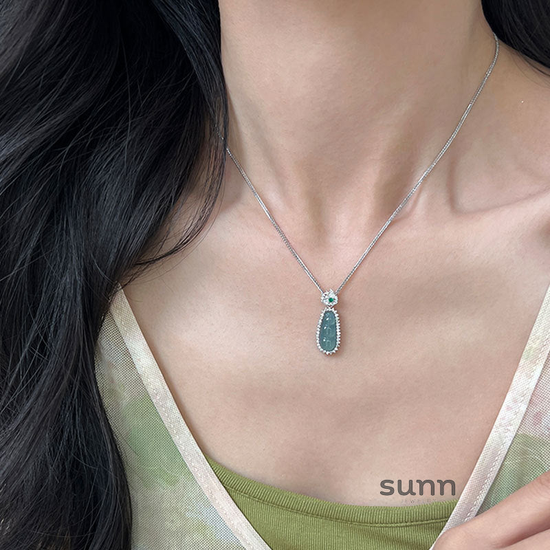 Jamiyah Chalcedony Peace Bean Necklace [O85IEE4I]