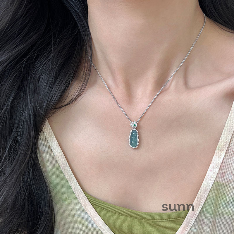 Jamiyah Chalcedony Peace Bean Necklace [R928SM7C]