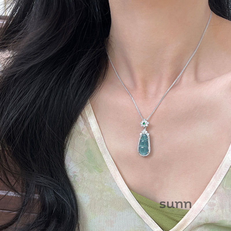 Jamiyah Chalcedony Peace Bean Necklace [XIK0GDTT]