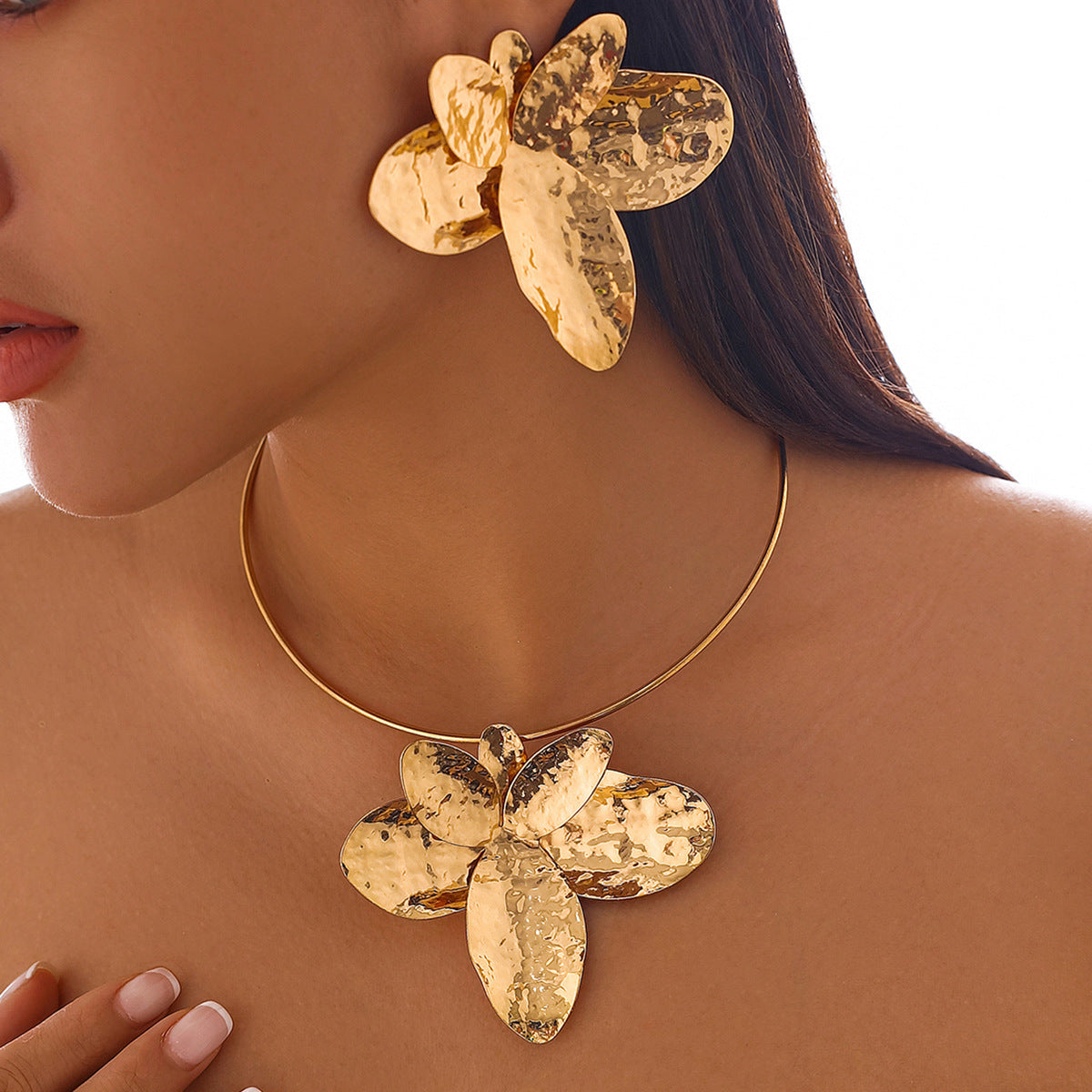Jamya Asymmetric Petal Choker [ENOY5J3I]