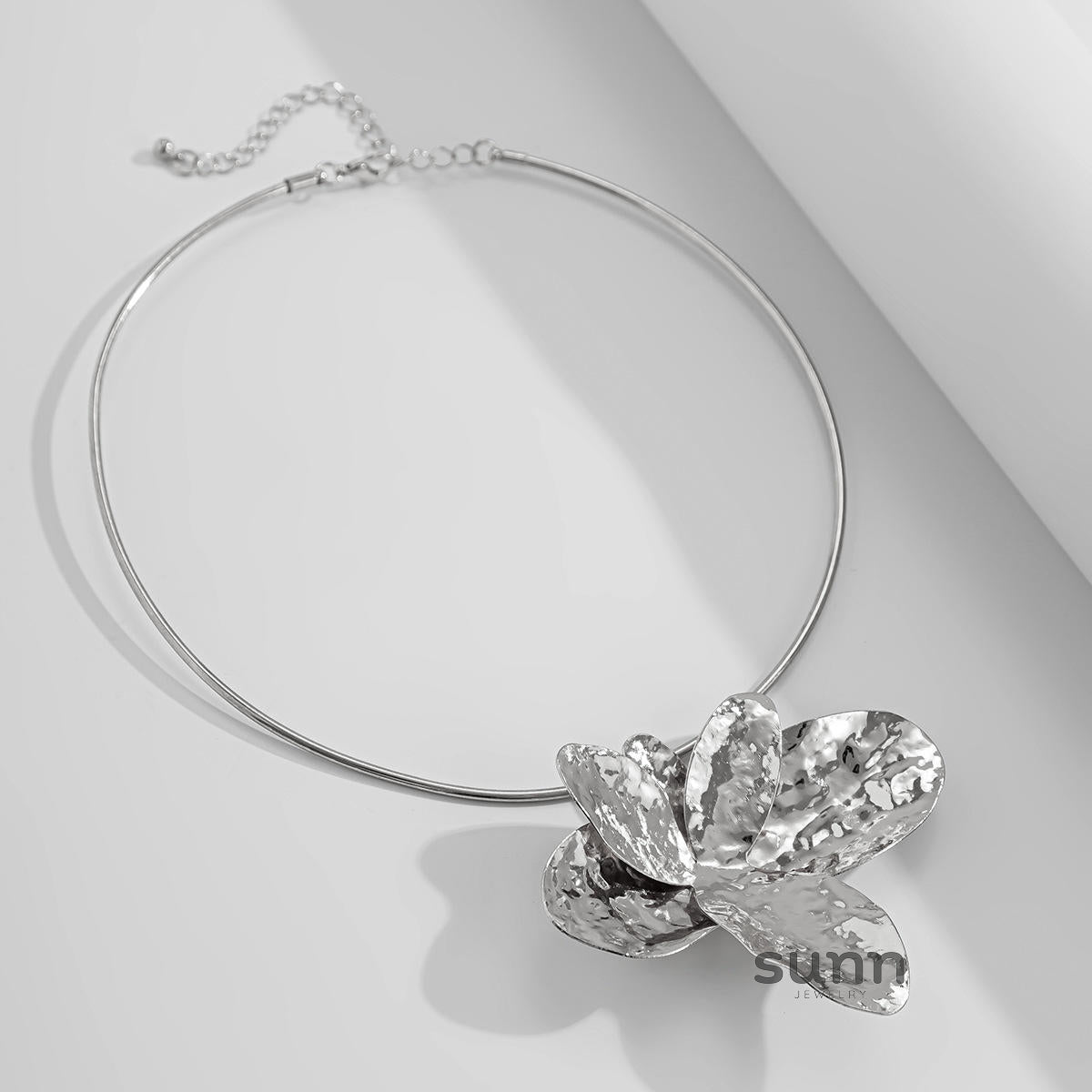 Jamya Asymmetric Petal Choker [TVR8U9WK]