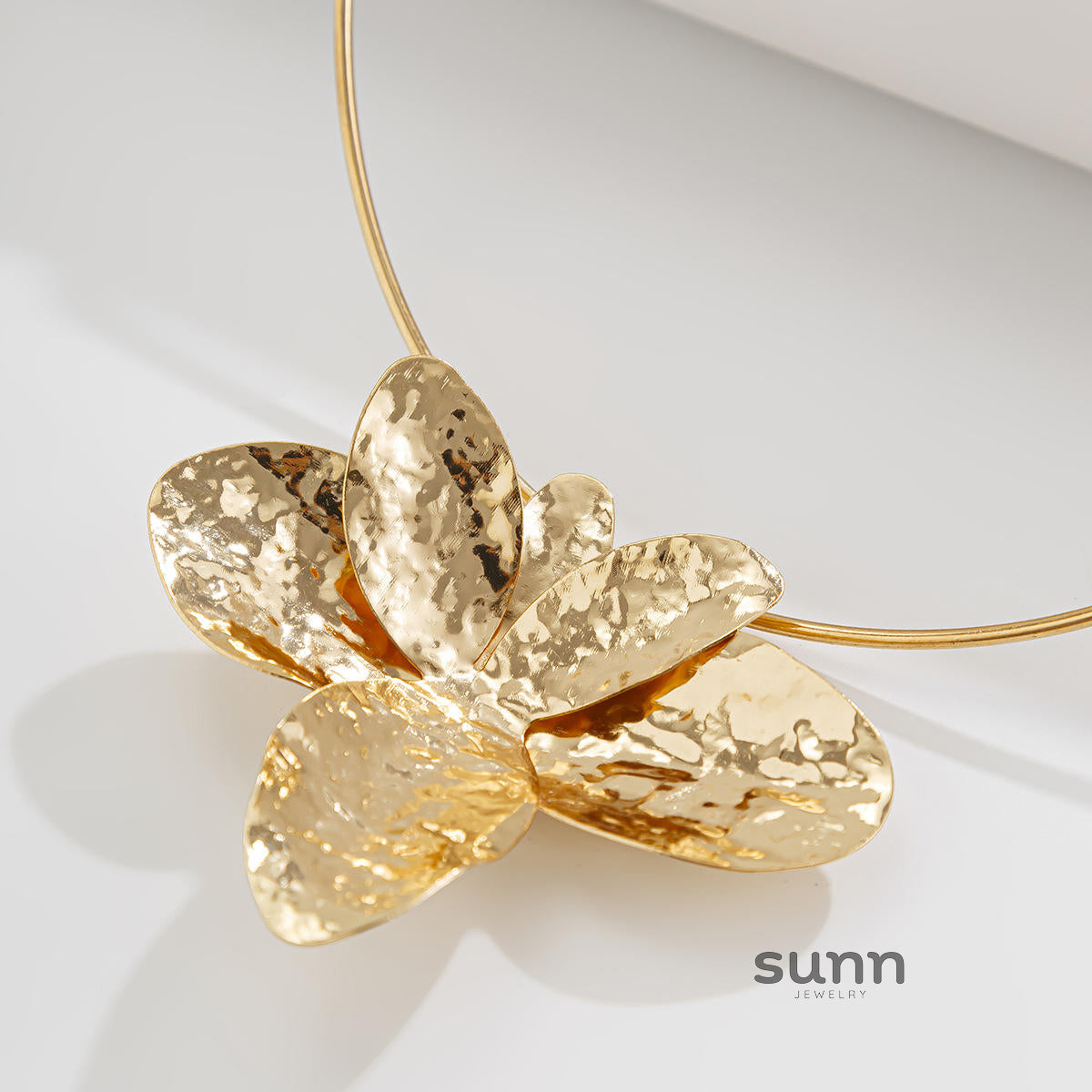 Jamya Asymmetric Petal Choker [LBOTKERC]