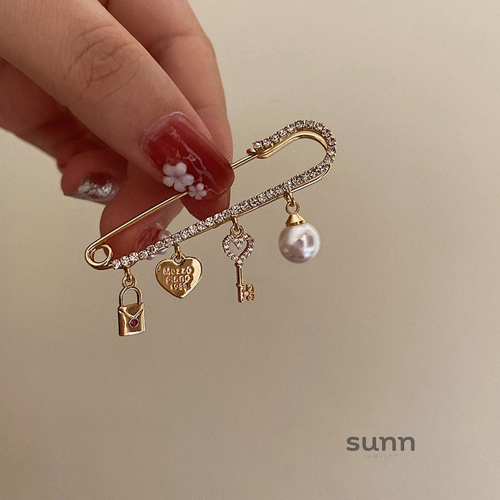 Jane Pearl Key Brooch [UZ36LEK3]