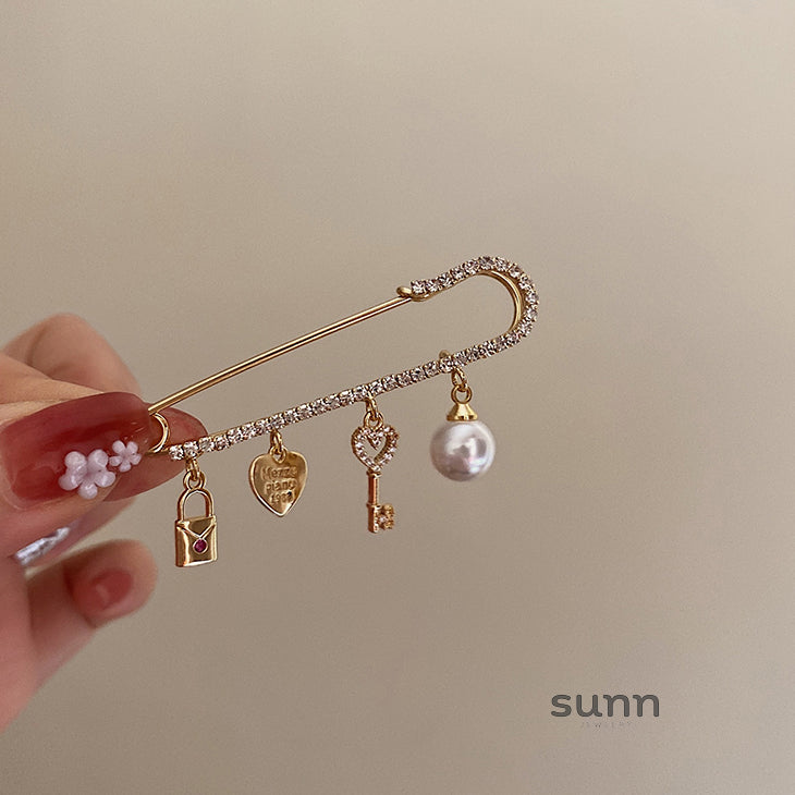 Jane Pearl Key Brooch [O4GXXAIQ]