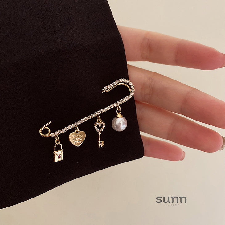 Jane Pearl Key Brooch [DBFES1JX]