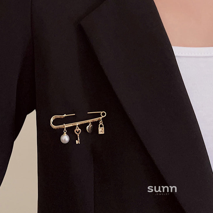 Jane Pearl Key Brooch [VIP5LO70]