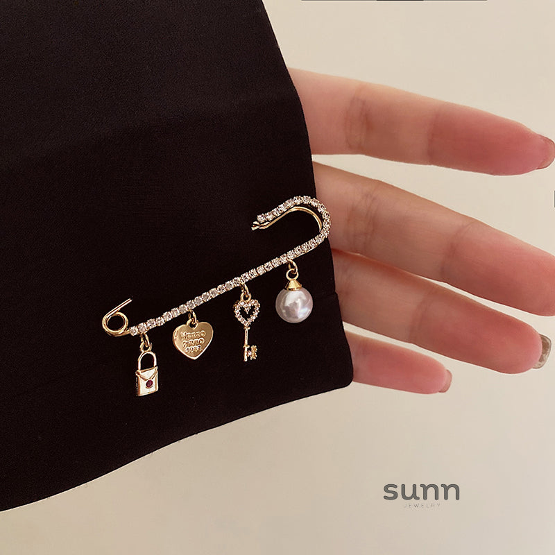 Jane Pearl Key Brooch [TFJKXH04]