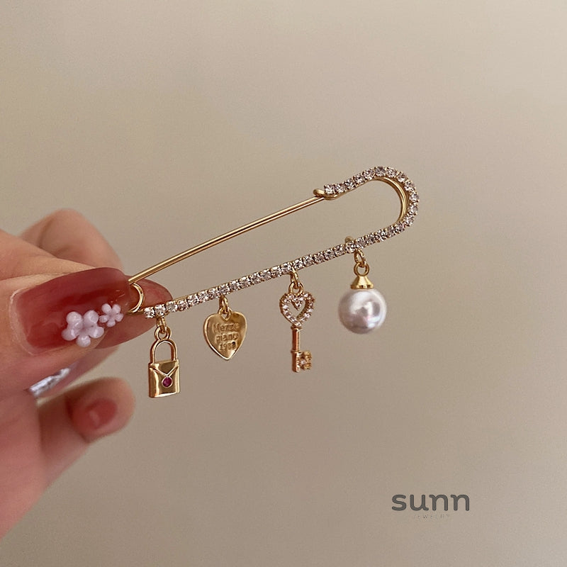Jane Pearl Key Brooch [BUFKBH4E]