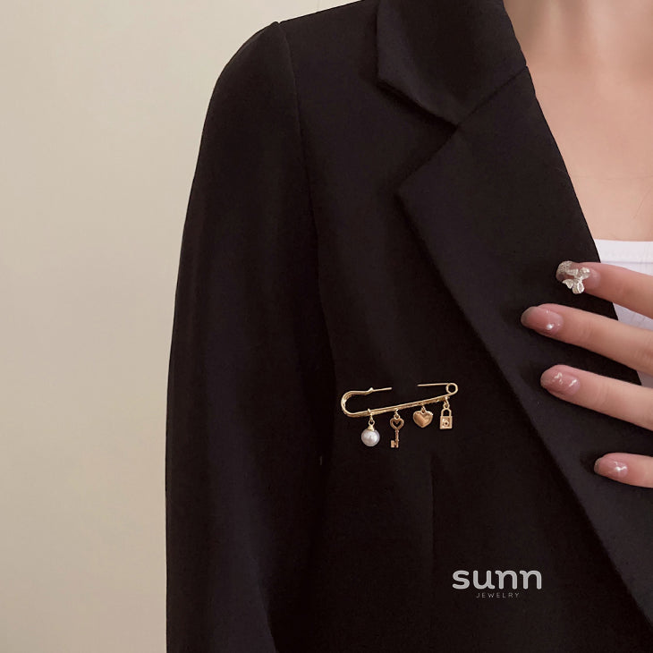 Jane Pearl Key Brooch [KI8G585I]