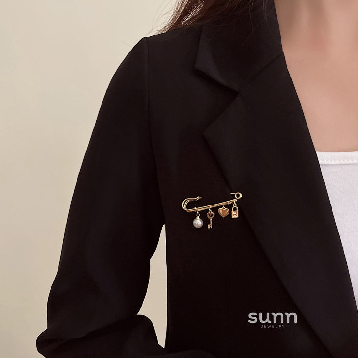 Jane Pearl Key Brooch [CM61KJ6B]