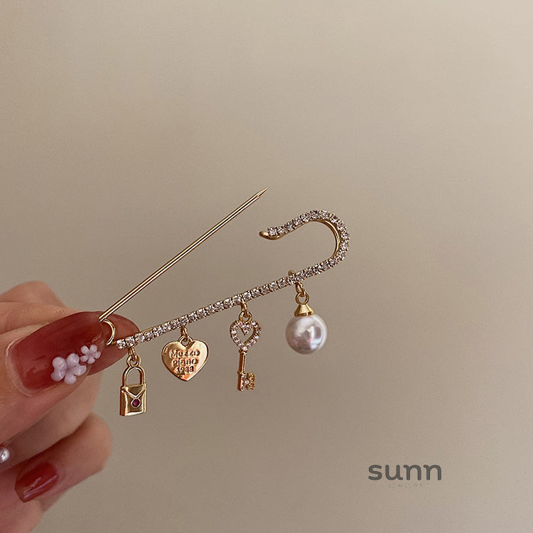 Jane Pearl Key Brooch [ZQCCGR78]