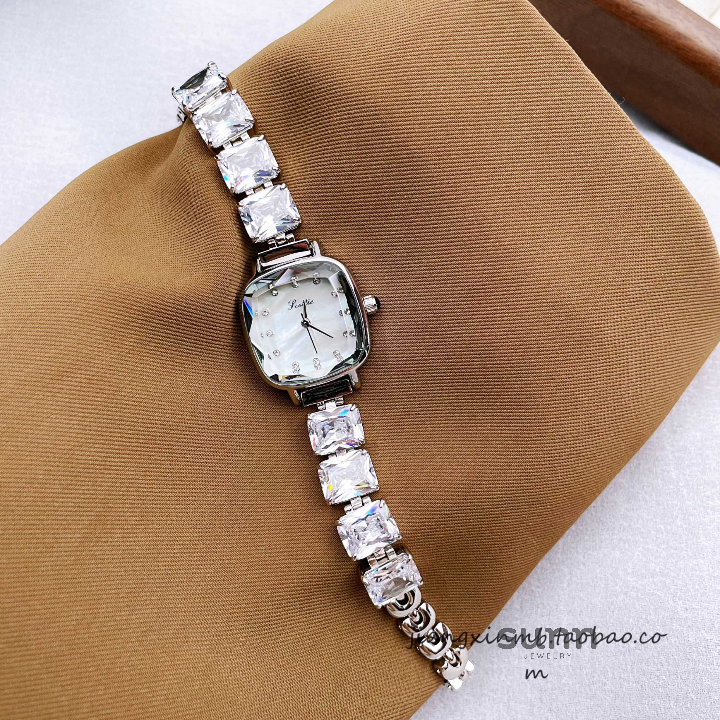 Janelly Square Bracelet Watch [6C5U4E5B]