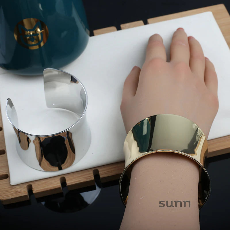 Janeth Sleek Arc Bangle