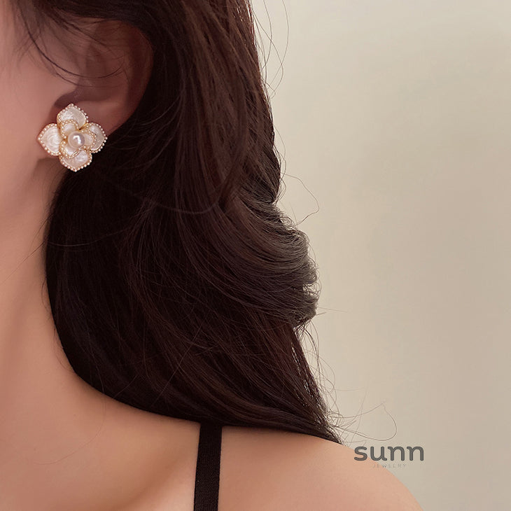 Jannat Pearl Camellia Drop Earrings [BL8UV2BD]